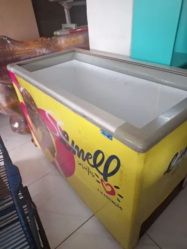 Caixa Térmica ,sem tampa e sem motor. Ótimo  pr açai, bebidas ,etc. 
