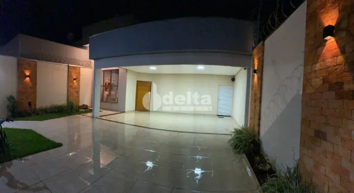 Casa com 3 quartos sendo 1 suíte disponível para venda no bairro Novo Mundo em Uberlândia-
