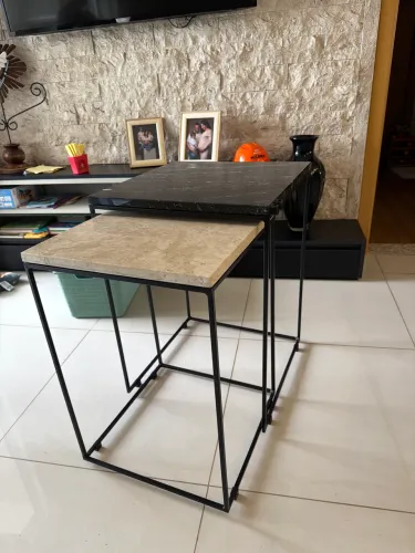 Mesa de canto de mármore e ferro