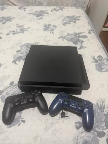 PS4 SLIM 1TB + 2 CONTROLES ORIGINAIS + 3 JOGOS