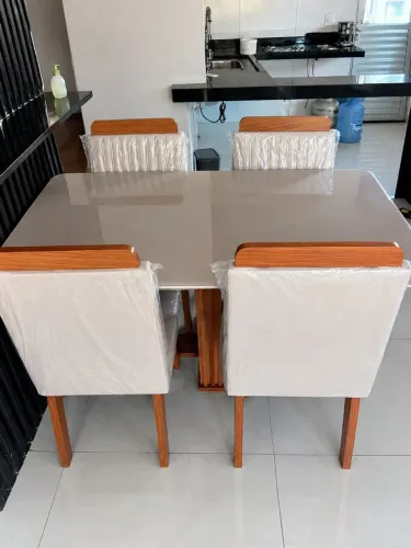 Geladeira, guarda-roupa, sofá e mesa