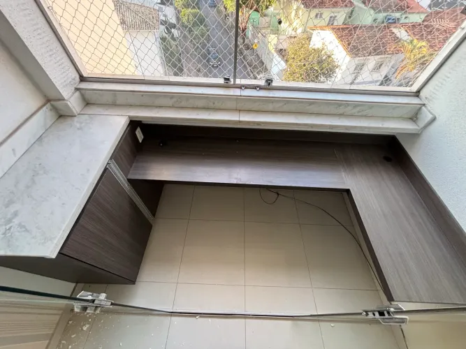 Bancada com armário planejado em U