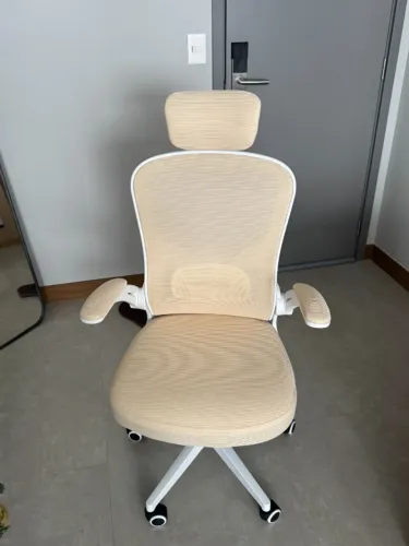 Cadeira de escritório ergonômica com estofado de mesh amarela
