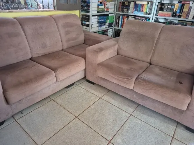 Vendo jogo de sofá de 3 e 2 lugares . 300 reais ( valor negociável)