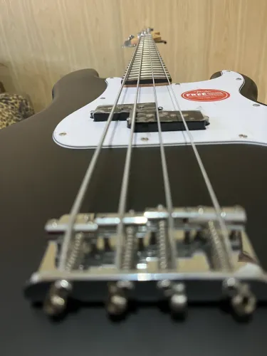 Baixo Squier Precision Debut