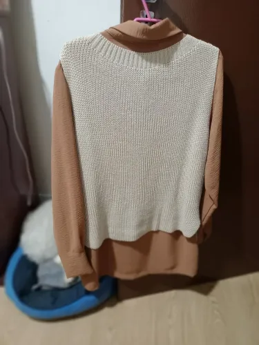Conjunto blusa marrom com colete bege