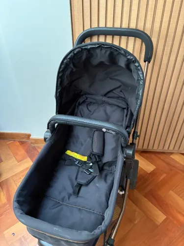 Carrinho de bebê com bebê conforto