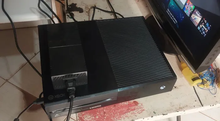 Xbox one fat em bom estado vai com controle com fio