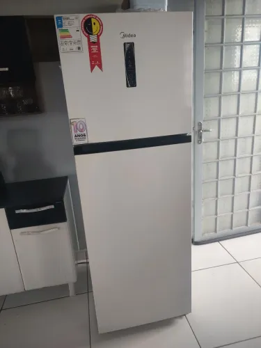 Geladeira Midea inverter ótimo estado, menos de 3 anos de uso.