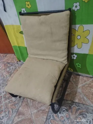 150,00 CADEIRA ESPREGUIÇADEIRA RESISTENTE COM ALMOFADAS