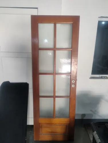 Vendi porta de madeira e vidro, medindo 70 cm de largura e 203 cm de altura.