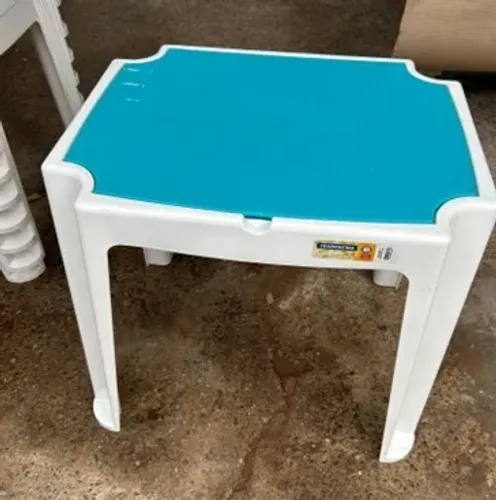 Mesa infantil em plástico com armazenamento interno - cor azul