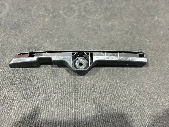 Guia do parachoque dianteiro esquerdo Toyota Hilux 2005 a 2011 novo original 