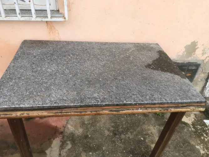 Mesa com pedra de mármore grande no precinho