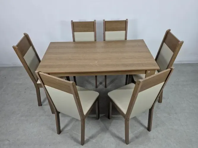 Mesa Semi Nova com 6 cadeiras, em bom estado