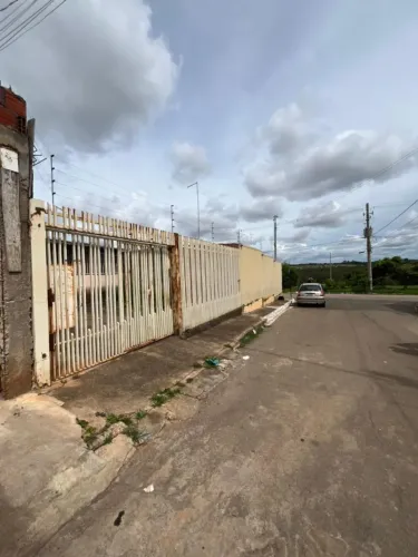 Recanto das Emas casa  2 Q na quadra 510 lote com espaço.