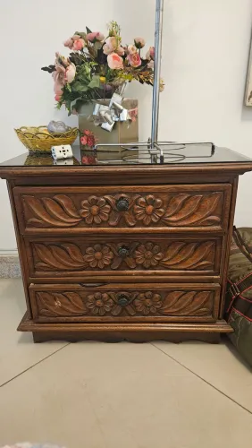 Mesa de cabeceira com gavetas