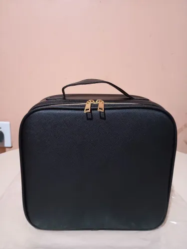 Vendo mala maquiadora com LED de 3 cores. Já acompanha 22 peças de maquiagem ?