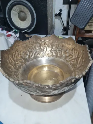 Linda fruteira centra de mesa em latão toda a decorada largura 23 e meio por 15 de altura