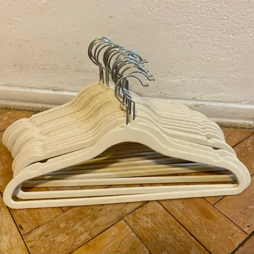 Kit com 20 Cabides de Veludo Slim Bege (Otimiza Espaço)