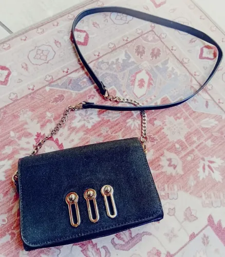 Bolsa Arezzo modelo transversal em camurça preta $90 ou troco por celular