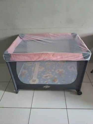 Vendo berço cercado desmontável e cadeira de carro de passeio!