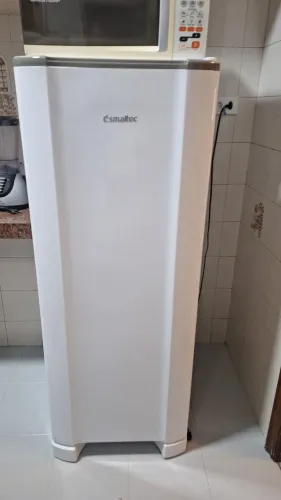 Geladeira Esmaltec 27 litros em ótimo estado