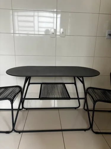 Mesa e dupla de cadeiras 