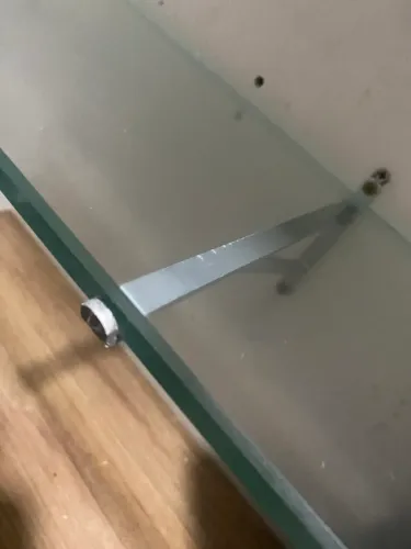 Peça de vidro temperado lapidado nas bordas! Vem com suporte para parafusar!