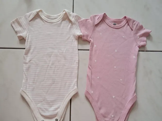 Vendo 2 Bodys de bebê