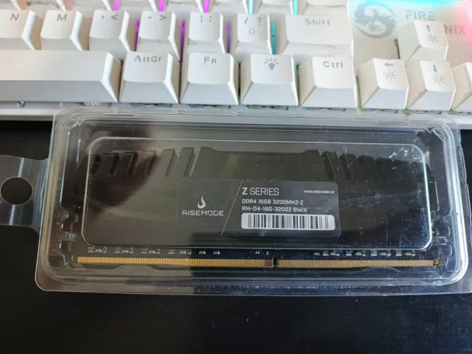 MEMÓRIA RAM 16GB DDR4- 3200Z