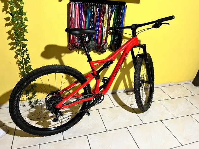 Bicicleta specialized stumpjumper 29 vermelha sem detalhes