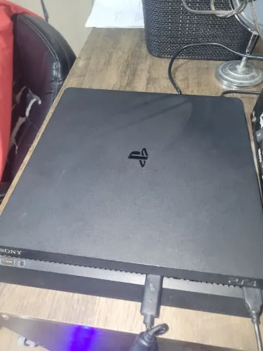 PS4 Slim 500 Gb + 3 controles + 4 jogos + 2 cabos dr carregamento