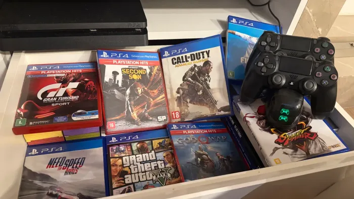 PlayStation 4 Slim 1TB + 2 Controles + 8 Jogos + Carregador