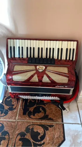 Sanfona / Acordeon 120 baixos Lignatone Aida IV