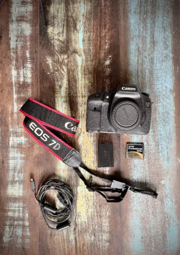 Camera Canon 7D + Cartão de Memoria + 2 baterias