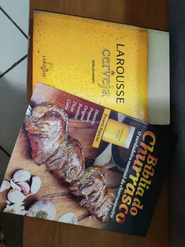 Livros Larousse da Cerveja e Bíblia do Churrasco