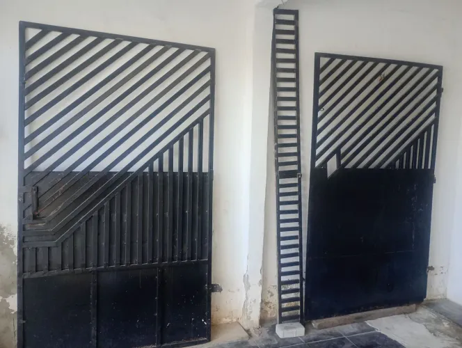Portão de ferro com chapa