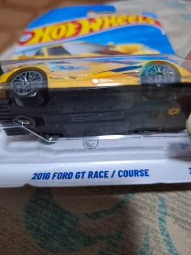 Carro Hot Wheels com símbolo do Foguinho Prateado