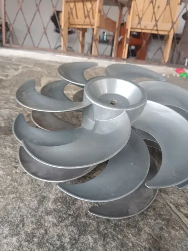 Hélice para ventiladores com seis pás em ótimo estado de conservação