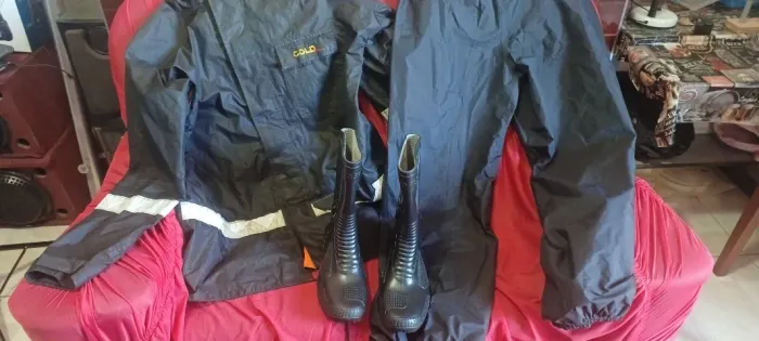 Bota de PVC motoqueiro nº43 + JG Capa de chuva GG