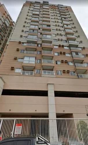Alugo ótimo apto de três quartos em Itapuã.