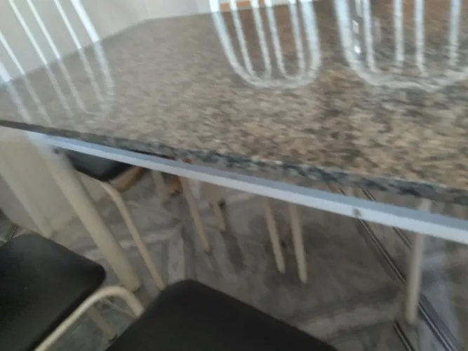 Mesa com tampo de granito