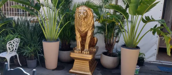 Estátua do leão em cimento