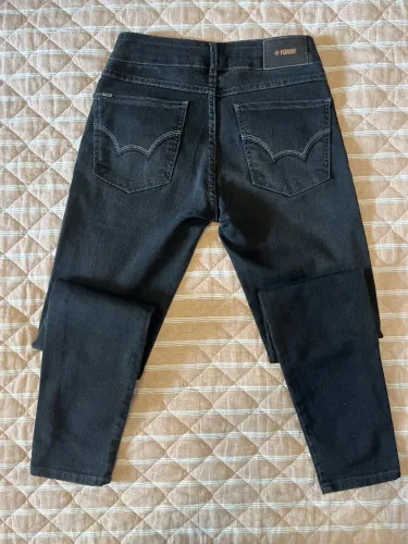 Calça jeans Fórum, tamanho 38. Usada uma única vez. Excelente estado de conservação 