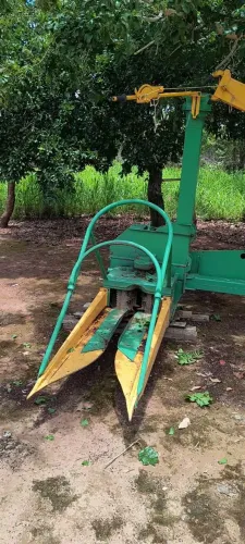 Ensiladeira semi-nova