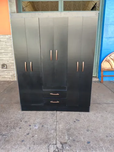 Vendo guarda roupa de 6 portas