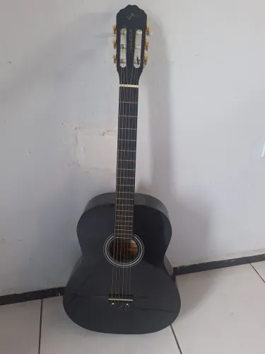 Vendo violão da marca Vogga Preto