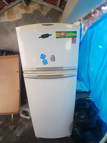 Geladeira obs: nao funciona nao sei o que é
