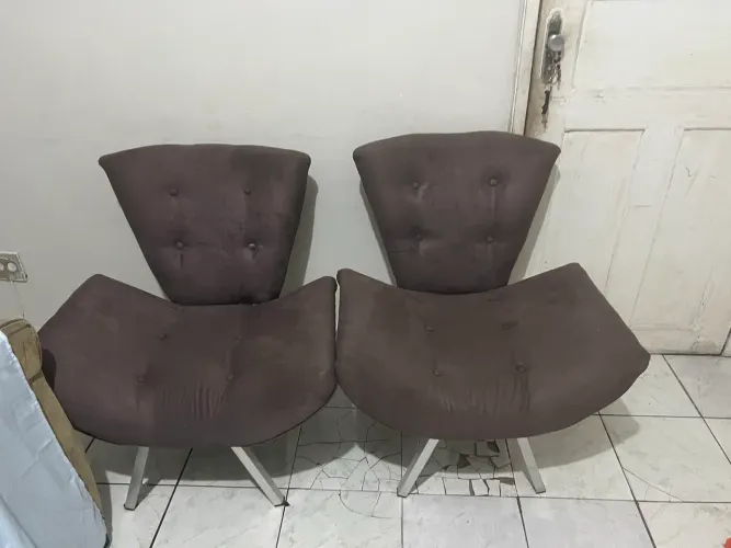 Duas poltronas e um poof